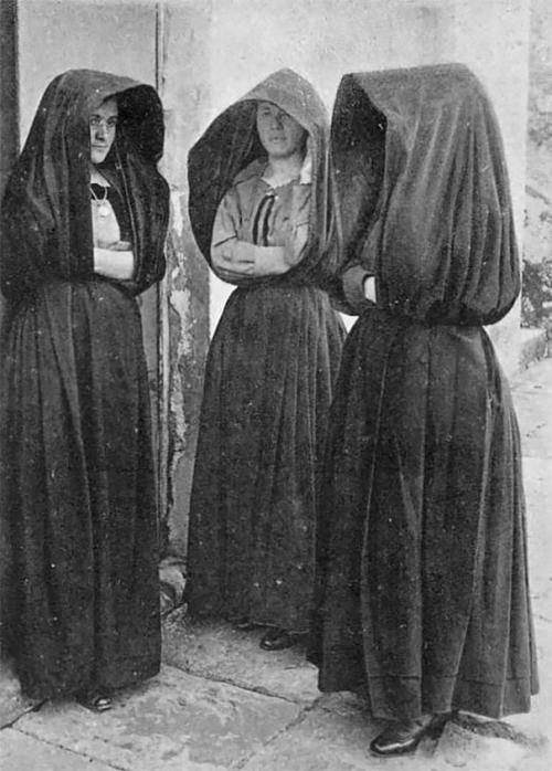 Азорский капюшон (Capote e Capelo) - это не просто традиционная одежда, а целый культурный артефакт с азорских островов. 05