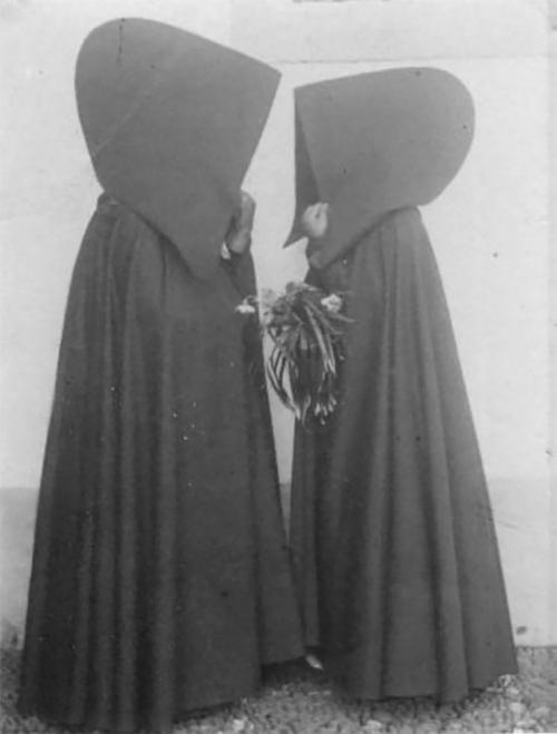 Азорский капюшон (Capote e Capelo) - это не просто традиционная одежда, а целый культурный артефакт с азорских островов. 04