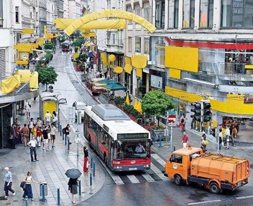 Этот чудесный проект городской антирекламной терапии был реализован в 2005 году в вене Кристофом штейбренером и Райнером демпфом. 01