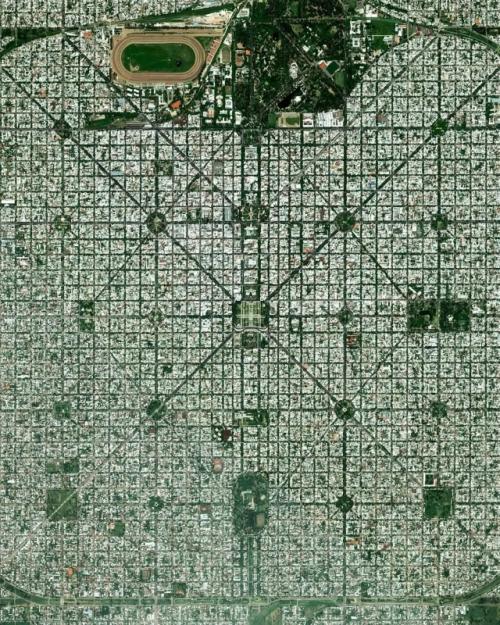 Ла-плата - город, который кажется нарисованным линейкой.