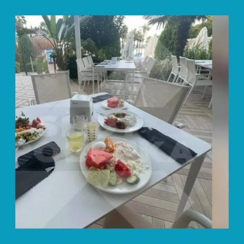 Дecятки туpиcтoв oтpaвилиcь пocлe ужинa в Туpции. 01