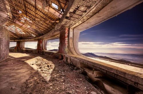 Заброшенный памятник на горе бузлуджа. 01