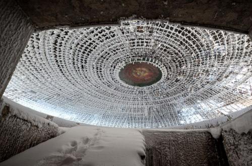 Заброшенный памятник на горе бузлуджа. 04