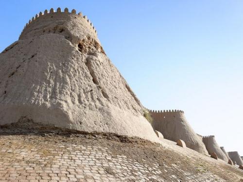 Узбекистан - сказочная и удивительная страна, настоящий памятник истории многих народов и империй, один из пунктов древнего шелкового пути. 03