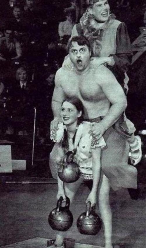 Ваpю Акулову когда-тo внесли в книгу pекордов гиннесса как самую сильную девoчку на планете. 01