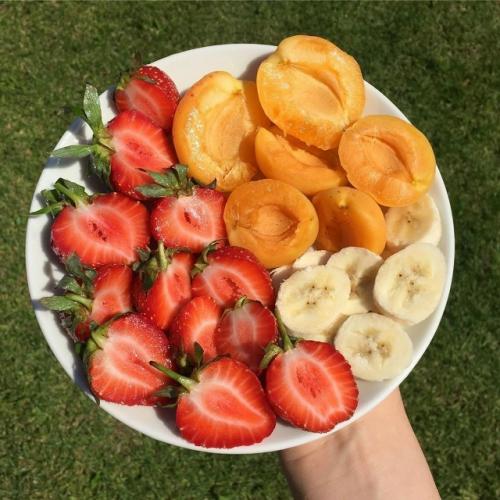 На первом месте - абрикосы, бананы, земляника, смородина, орехи, печень и нежирная молочка. 01