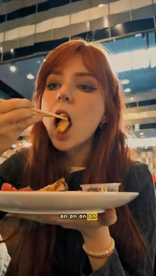 Тян пришла в буфет, где платишь 35 долларов и можешь есть всё, что хочешь. 01