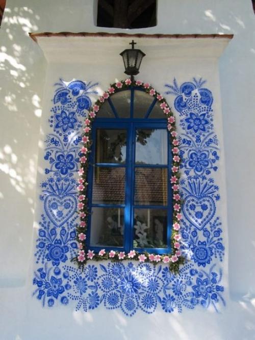 90-Летняя старушка ангес каспаркова из Чехии ежегодно вручную украшает стены безликих домов в своем городе! 02