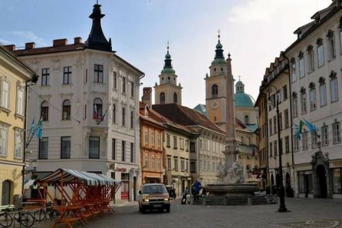 Любляна. Не все интересные города Европы заполнены туристами, кое-где еще можно отдохнуть от шума и толп. 01