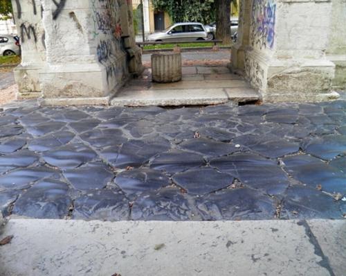 Фрагмент древнеримской дороги виа постумия.

