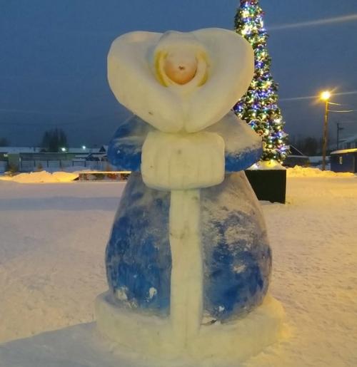 Я художник, я так вижу: в поселке высокий ханты-мансийского автономного округа установили снежные фигуры, пугающие детей. 01