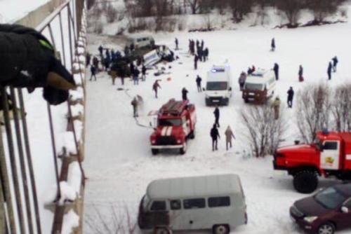 В Забайкалье рейcовый автобус упал с моcта в реку, погибли 19 человек. 04