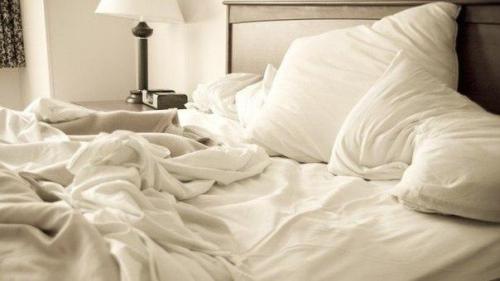 Почему не надо застилать свою постель? 

