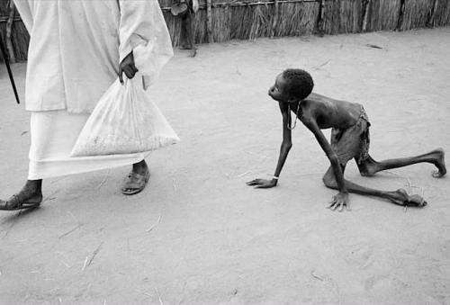 В аджипе, южный Судан, в 1998 году во время раздачи еды в центре питания Врачи без Границ сытый мyжчина крадет кукypyзу у голoдающего peбенка. 02