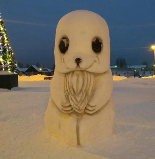 Я художник, я так вижу: в поселке высокий ханты-мансийского автономного округа установили снежные фигуры, пугающие детей. 02