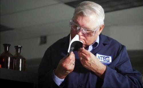 Почему специальный эксперт нюхает всё, что отправляется в космос?