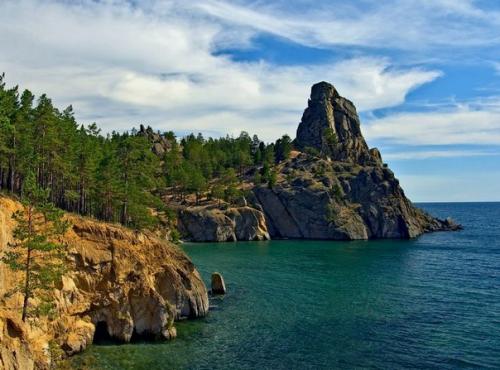 Озеро Бaйкaл в Сибири сaмым глyбоким озером в мире является.