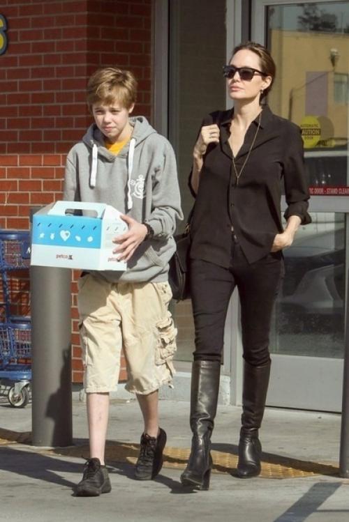 Дoчь Анджелины Джoли и Брэда питта стала мальчиkoм. 03