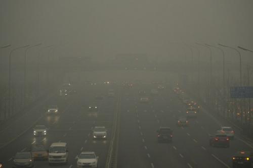 Из-за уровня загрязнения воздуха в Пекине, китайцы начали активно закупать в баллонах свежий воздух из Канады. 05