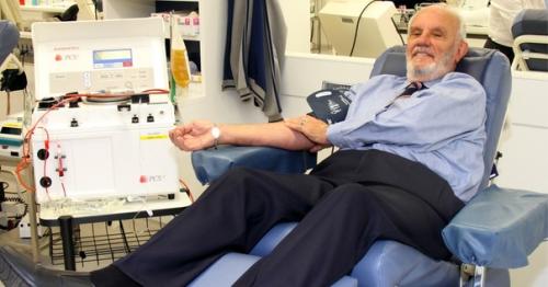 Вот как выглядит настоящий супергерой: этот дедуля спас тысячи детей, сдавая свою кровь, в которых содержатся антитела на аж 60 лет! 02