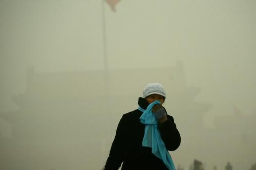 Из-за уровня загрязнения воздуха в Пекине, китайцы начали активно закупать в баллонах свежий воздух из Канады. 04