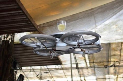 Сеть ресторанов в Сингапуре использует беспилотники в качестве официантов.