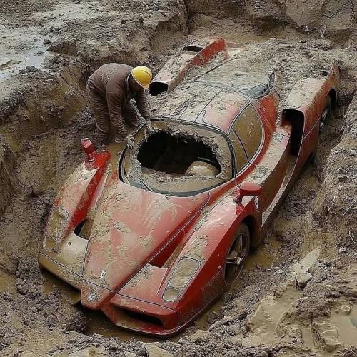 В дубайской пустыне обнаружили несколько роскошных автомобилей, которые, предположительно, были занесены туда песчаной бурей несколько лет назад. 01