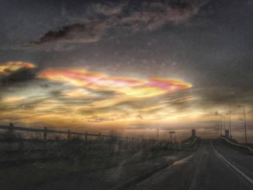 Удивительные перламутровые облака в небе над Великобританией. 09