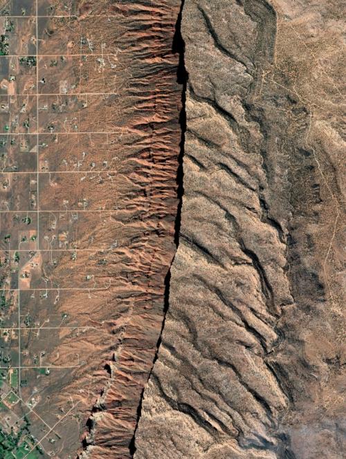 Аэрофотоснимок дикобраза в восточной юте раскрывает впечатляющую геологическую границу: плато Колорадо резко поднимается над долиной касл. 01