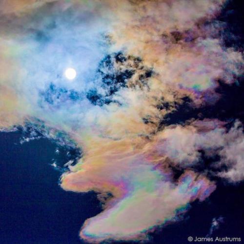 Удивительные перламутровые облака в небе над Великобританией. 01