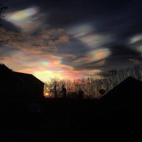 Удивительные перламутровые облака в небе над Великобританией. 07