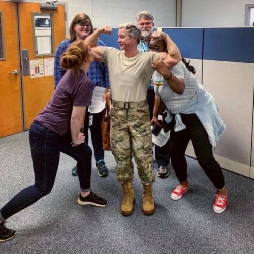 Это тесса бойа и она служит в армии США. 03