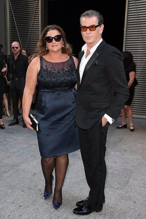 У неотразимого джеймса бонда отбоя от девушек не было никогда. 02