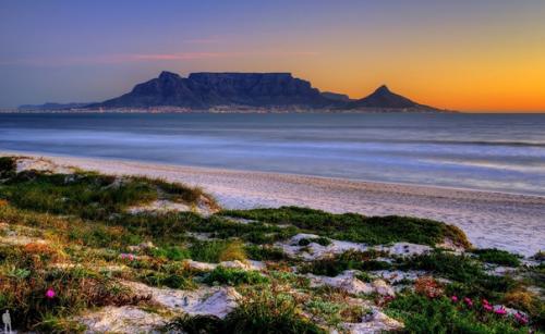 Столовая гора с видом на город Кейптаун является одной из самых узнаваемых достопримечательностей южной Африки.  
