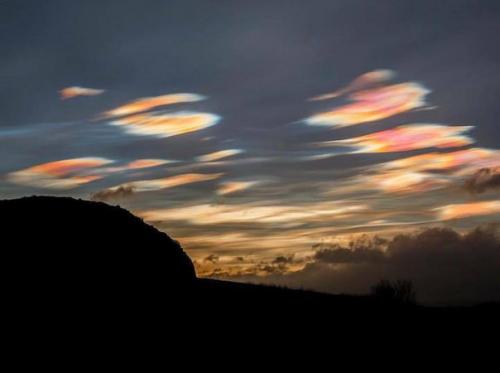 Удивительные перламутровые облака в небе над Великобританией. 05