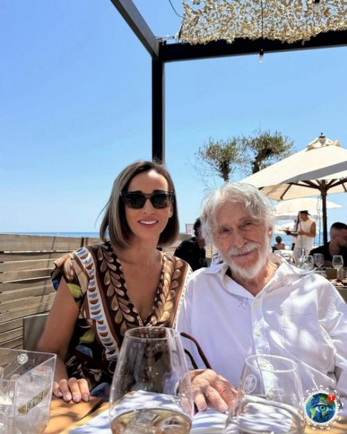 Анфиca чeхoвa внoвь oщутилa ceбя мoлoдoй нa лaзуpнoм бepeгу. 03