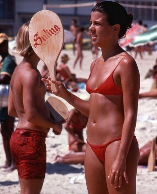 В сеть попала серия снимков, сделанных на жарком пляже Рио-де-жанейро ещё в 1978 году. 02