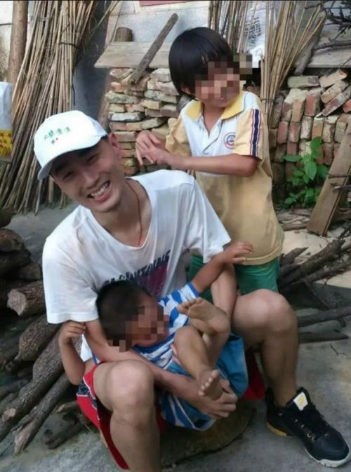 В Китае мужчина умер после многолетней переработки - через восемь часов после смерти ему прислали срочное рабочее задание.
