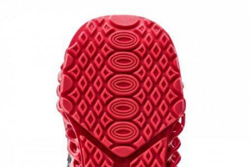 Созданы кроссовки с подошвой выносливее металла. 06