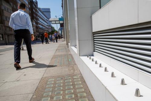 Такое понятие как Враждебная Архитектура существует. 01