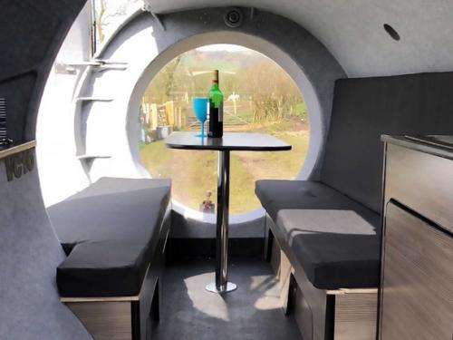 Мужчины хотели себе дом на колёсах, чтобы в комфорте ездить на рыбалку и нашли отличную дешевую альтернативу. 02