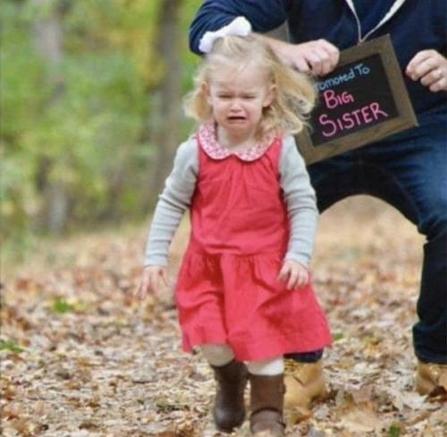 Семья решила запечатлеть момент, когда их дочка узнала, что скоро она будет не единственным ребенком в семье. 01