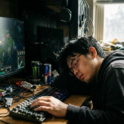 Парень провёл 4 дня и 3 ночи, почти без перерыва играя в онлайн - игры. 01