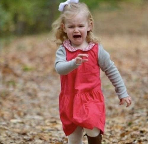 Семья решила запечатлеть момент, когда их дочка узнала, что скоро она будет не единственным ребенком в семье. 02