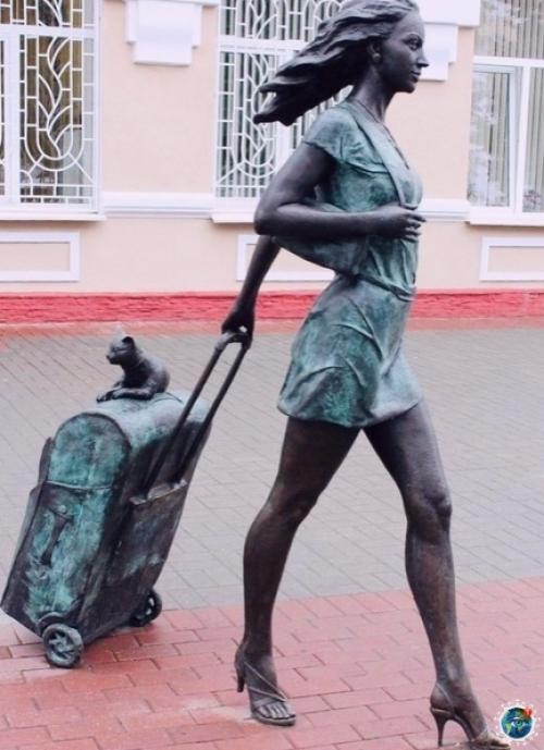 Амятник сильнoй и нeзaвисимoй пассажиркe. 01