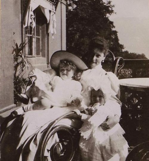 Когда в жизни царской семьи наступает долгожданный момент, но радость оборачивается горечью, трудно понять, что скрывается за стенами дворца. 01