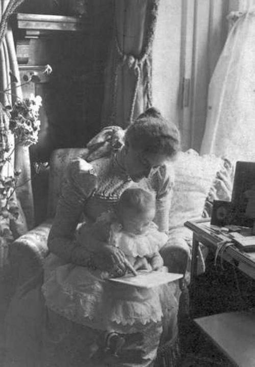 Когда в жизни царской семьи наступает долгожданный момент, но радость оборачивается горечью, трудно понять, что скрывается за стенами дворца. 02