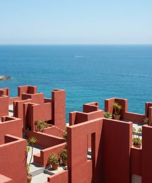 Красная Стена построена в 1973 году и представляет собой лабиринт из 50 апартаментов. 01