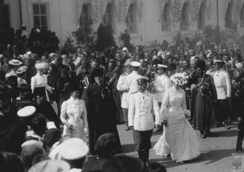 Когда в жизни царской семьи наступает долгожданный момент, но радость оборачивается горечью, трудно понять, что скрывается за стенами дворца. 03