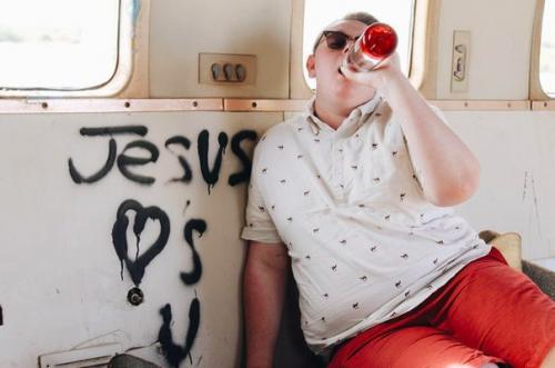 18-Летний школьник из аризоны так сильно ждет своего выпускного, что решил заказать фотосессию к этому Празднику заранее. 02